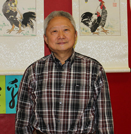 70多岁的书法爱好者徐炜先生在他的书画展位上摆满了以“鸡”为题材的书画。（何伊/大纪元） 