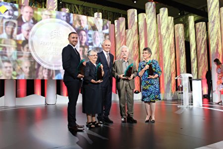 “2017年度澳洲人”的四位获奖人和总理合影，左起：设计师瓦西莱夫，加德纳修女，总理特恩布尔，分子生物学家麦凯西和维州社区筹款人杰利。（Lucy Liu／大纪元） 