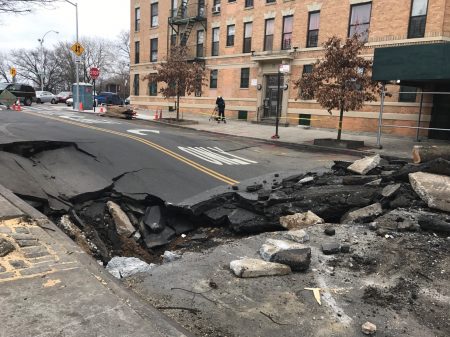 周一清晨三点多，纽约曼哈顿北部的华盛顿高地水管破裂，导致道路塌陷。