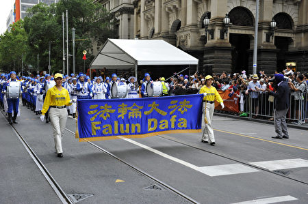 天國樂團身著藍白相間的中華傳統古裝漢服登場，成為遊行中的一大亮點。（王宇成／大紀元）