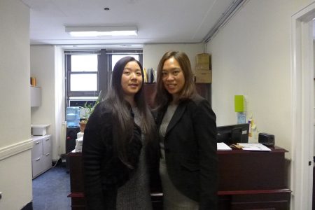 白思豪新近任命的两名华裔女法官赵艳玲（右）和王怡芳（左）。