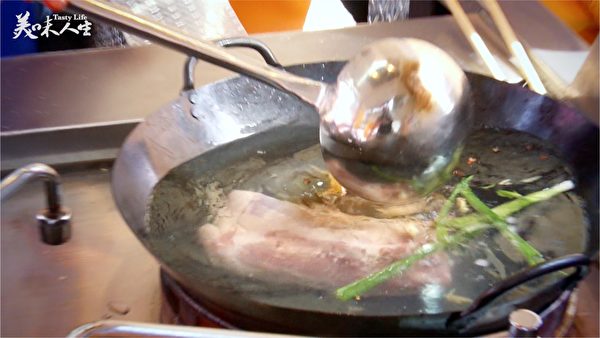 猪肉先汆烫，水中加入葱段、姜片、花椒粒，煮出香味（新唐人提供）