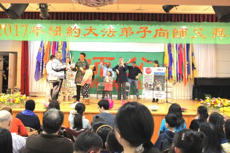 法輪功學員表演舞台劇，表現在旅遊景點向中國遊客講真相的情景。