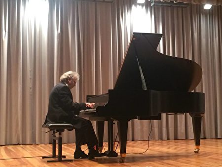 圖：2016年7月Boris Konovalov博士在意大利Shlern國際音樂節上演奏。（圖片由Boris Konovalov博士提供）