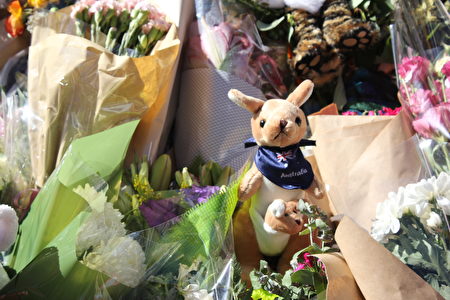 汽车撞人惨案事发地，民众献上的鲜花和玩具。（Lucy Liu/大纪元）