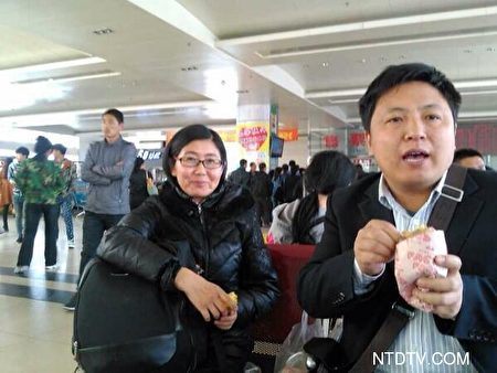 2014年4月4日，陈建刚与王宇律师赴建三江，声援被拘捕的四位人权律师。（大纪元）