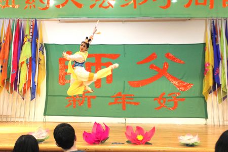 就讀高中的法輪功小弟子表演中國古典舞。