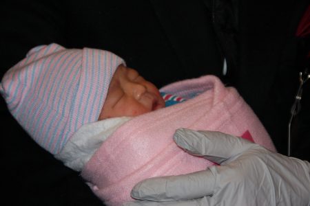 華裔寶寶Bella Sun搶閘迎雞年，28日凌晨12 時 18分在紐約長老會下城醫院出生。