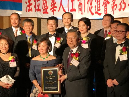 理事长胡师功向前任理事长徐朱留弟颁发社区贡献奖。
