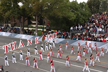 第128届帕萨迪纳（Pasadena）玫瑰花车游行压轴乐仪队。（徐绣惠/大纪元）
