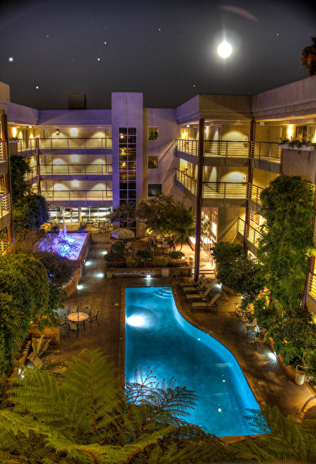 加州矽谷酒店Cupertino Hotel的泳池與飯店大樓。（圖片由舊金山灣區豪華酒店Cupertino Hotel提供）