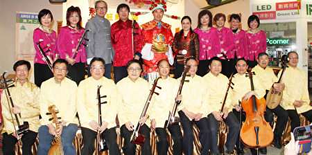 陈国产与何晓梅老师领导《澳门之友中乐团》。（主办方提供）