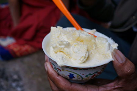 【食‧文化】這是最高等級的酸奶,已經是冰淇淋的口感了。最下層是酸奶，上層放奶油（比酥油更新鮮、濕潤，不可久放），再撒上砂糖。（新唐人提供）