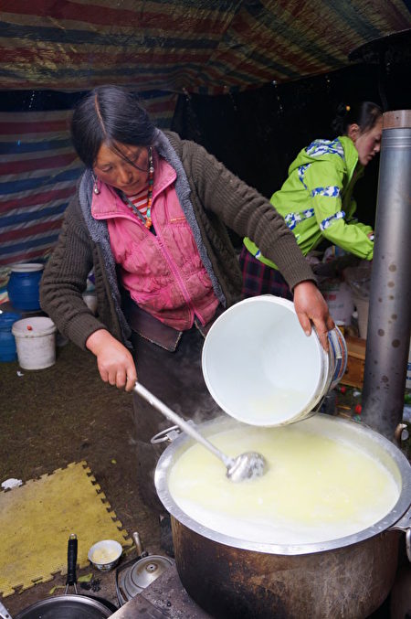 【食‧文化】早上現擠的氂牛奶在煮的過程產生出各種製品。都純天然，要趁新鮮吃完。（新唐人提供）