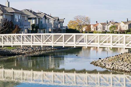 紅木海岸的社區內有湖泊、水道環繞，有小橋作為通道。（Shutterstock）