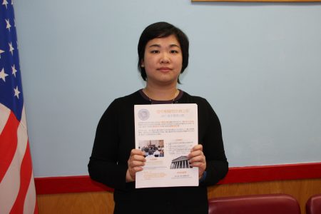 曼哈頓地檢辦公室的社區聯絡員陳瑩，1日在中華公所介紹高中實習計劃。
