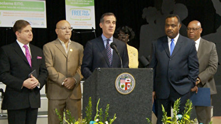 洛杉矶市长Eric Garcetti（左三）以及加州税务局主席Jerome Horton（右二）出席免费报税服务发布会。（杨阳／大纪元）