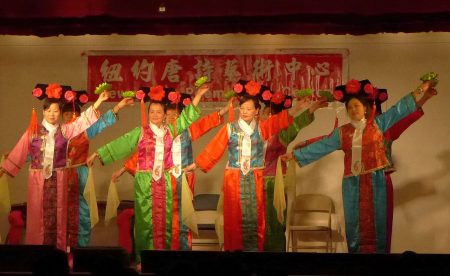纽约唐诗艺术中心4日在中华公所大礼堂举办“金鸡报喜”迎春文艺演出。