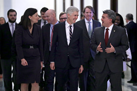戈萨奇和参议员在一起。(Photo by Chip Somodevilla/Getty Images)