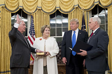 国务卿蒂勒森宣誓就职。(Michael Reynolds-Pool/Getty Images)