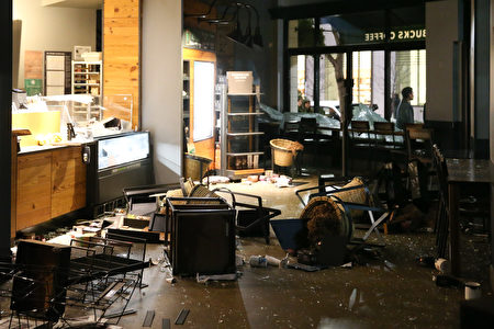 星巴克內部遭到抗議者的破壞。 (Elijah Nouvelage/Getty Images)