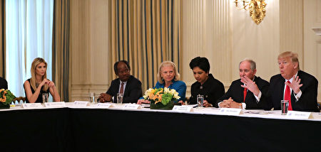 伊万卡本周参与川普和企业执行长举行的政策会议。(Photo by Chip Somodevilla/Getty Images)