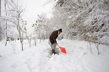 An elderly Afghan man shovels snow in Kabul on February 5, 2017. Avalanches and freezing weather have killed more than 20 people in different areas of Afghanistan, officials said on February 4, as rescuers worked to save scores still trapped under the snow. / AFP / SHAH MARAI        (Photo credit should read SHAH MARAI/AFP/Getty Images)