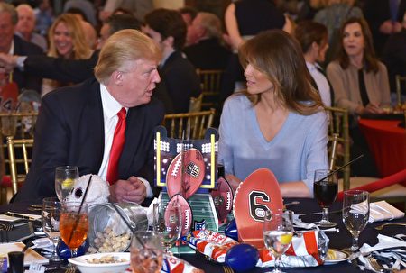 US President Donald Trump chats with First Lady Melania Trump while watching the Super Bowl at Trump International Golf Club Palm Beach in West Palm Beach, Florida on February 5, 2017. / AFP / MANDEL NGAN (Photo credit should read MANDEL NGAN/AFP/Getty Images)