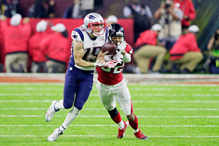 HOUSTON, TX - FEBRUARY 05: Chris Hogan #15 of the New England Patriots attempts to make a reception against Jalen Collins #32 of the Atlanta Falcons in the fourth quarter of Super Bowl 51 at NRG Stadium on February 5, 2017 in Houston, Texas. (Photo by Jamie Squire/Getty Images)