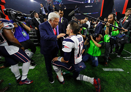 HOUSTON, TX - FEBRUARY 05: Tom Brady #12 of the New England Patriots celebrates with Patriots owner Robert Kraft after the Patriots defeat the Atlanta Falcons 34-28 in overtime of Super Bowl 51 at NRG Stadium on February 5, 2017 in Houston, Texas. (Photo by Kevin C. Cox/Getty Images)