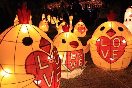 幸福鸡立-百鸡争鸣，超过100座传统及创意灯饰妆点爱河畔。（高市观光局提供）