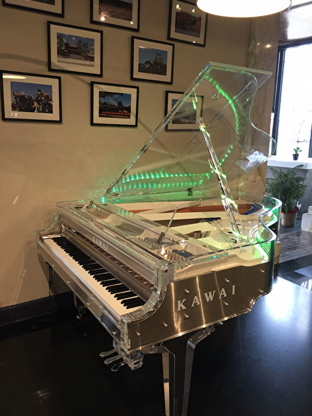 Kawai Piano Gallery 店内的透明三角琴。（Kawai钢琴店提供）