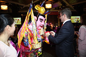 2017年雪梨僑界中國新年晚會上，台灣傳統習俗中的三太子在現場拜年，獲得很多紅包。（駱亞/大紀元）