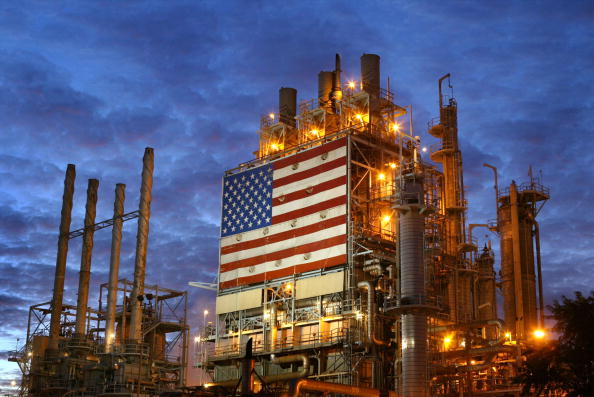 上週，美國原油庫存意外減少860萬桶。圖為位於加州洛杉磯市的Wilmington ARCO煉油廠。（David McNew/Getty Images）