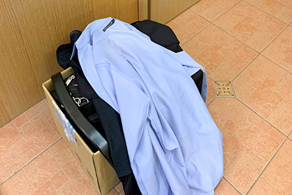 外套和衣服都要反脱，把病毒包入里层，且最好尽快放入洗衣机清洗。（郑元瑜提供）